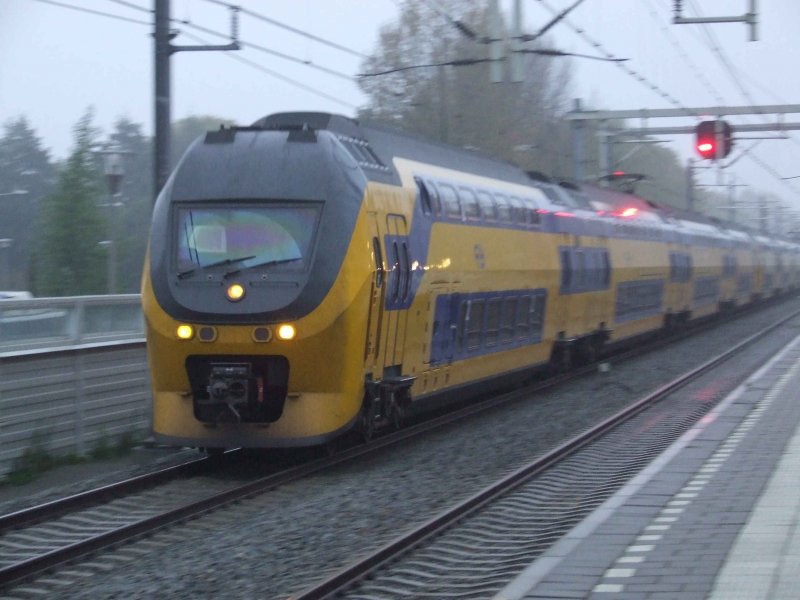 Eine Doppelgarnitur Regiorunner durchfahren Maarssen in Richtung Utrecht (29.10.2007)
