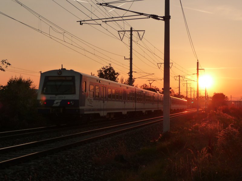Eine Doppelgarnitur, unteranderem mit dem Triebkopf 4020 218-6 und dem Steuerwagen 6020 277-7, fhrt kurz vor Sonnenuntergang in die Bahnhaltestelle Wien Siemensstrae (20.10.2008)