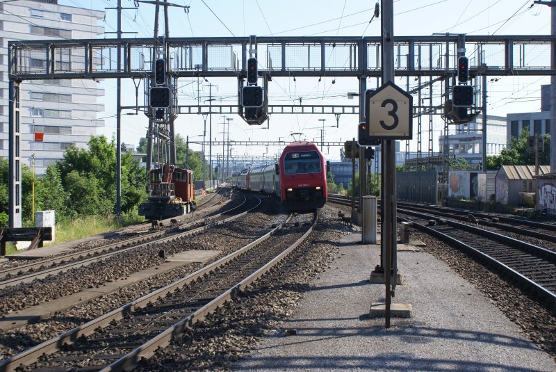 Eine Doppelkomposition der S 6 trifft angefhrt von der Re 450 004-7 am 29.6.08 in Zrich Oerlikon ein.
