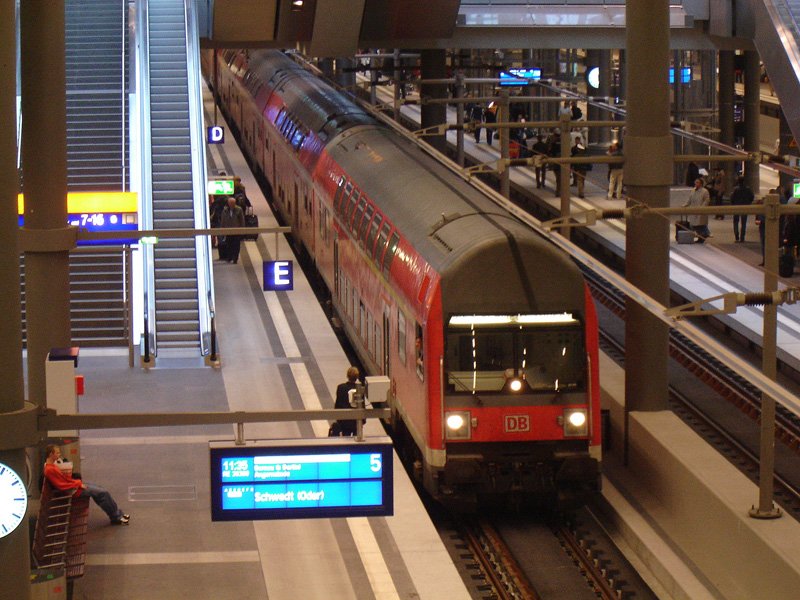 Eine Doppelstock-Einheit DABuzfa + DABuza als RE 3 nach Schwedt (Oder) im Berliner Hauptbahnhof.
