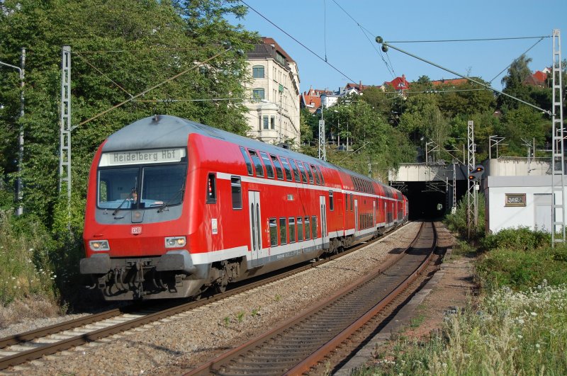 Eine Doppelstock-Garnitur, geschoben von einer 146.2 nach Heidelberg HBF durchquert am 26.07.07 den Bahnhof Stuttgart-Feuerbach.