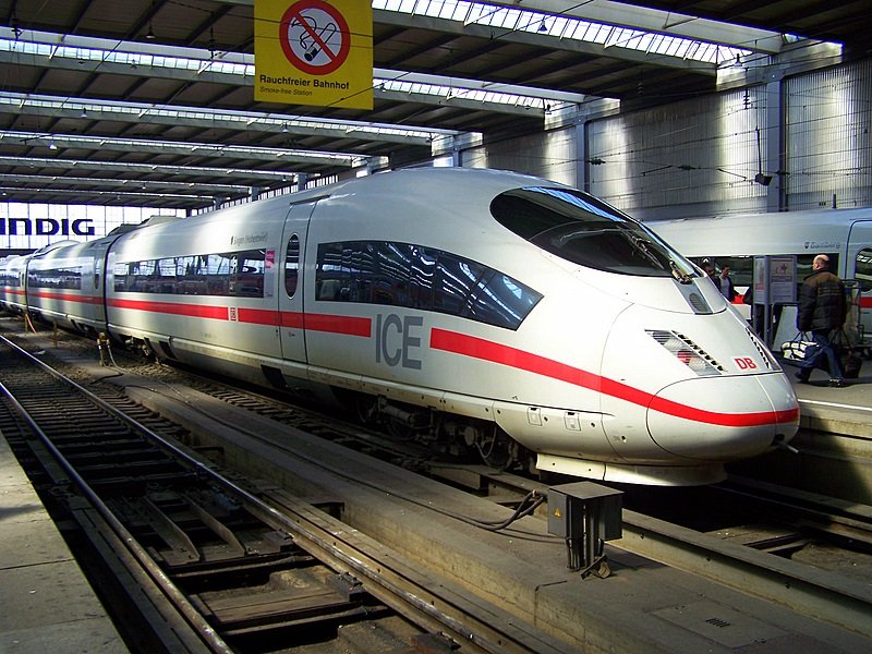 Eine Doppeltrakion 403 im Mnchener Hbf. Kein seltenes Bild. 28.03.09