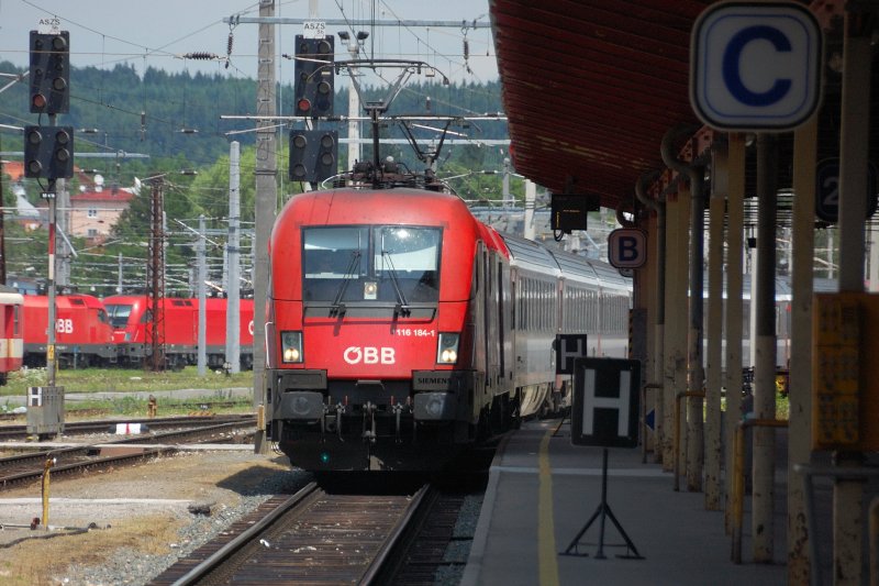 Eine Doppeltraktion 1116er bringt einen Schweizer Fan-Zug aus Wien (vom Spiel Kroatien - Trkei) nach Salzburg, zur Weiterfahrt nach Basel SBB. Fhrend 1116 184-1. 21.06.2008 .