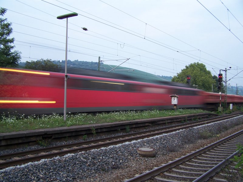 Eine Doppeltraktion 140er zog am 3.August 2007 einen Gterzug durch den Bahnhof Stuttgart-Untertrkheim. 