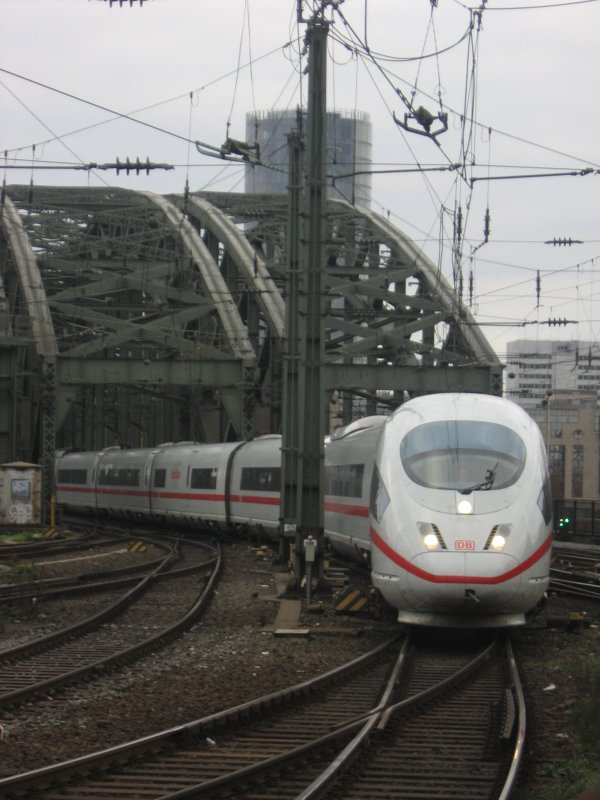 Eine Doppeltraktion 403er f�hrt am 04.11.2007 in den K�lner Hbf aus Richtung Deutz �ber die Hohenzollerbr�cke.