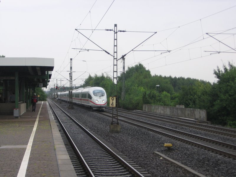 Eine Doppeltraktion 403er passiert am 23.07.2007 Kilometermarke 9,4 bei Leverkusen Bayerwerk