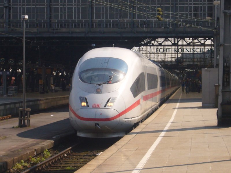 Eine Doppeltraktion 403er treffen am 01.04.07 als ICE 519 aus Dortmund nach Mnchen in Kln Hbf ein.