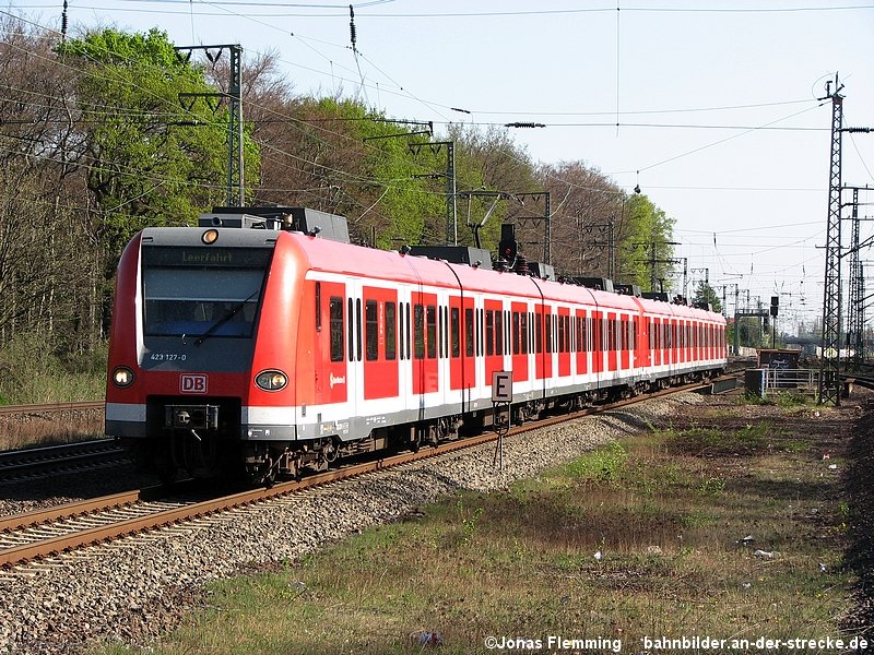 Eine Doppeltraktion 423 aus Mnchen durchfhrt in Krze den Haltepunkt Hannover Bismarckstrae. 