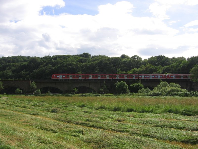 Eine Doppeltraktion 423er fhrt am 16.06.2007 als S12 von Dren nach Au ber eine der zahlreich Brcken.