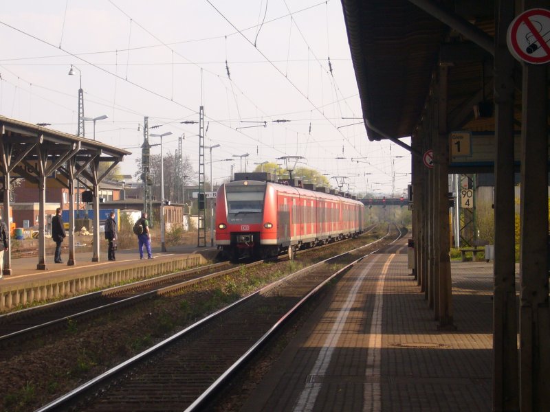 Eine Doppeltraktion 425er fhrt als RE 8 in den Bahnhof Bonn-Beul ein. Aufgenommen am 02.04.07