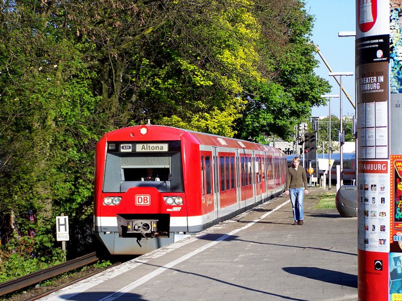 Eine Doppeltraktion 474 f�hrt als S31 nach Altona in HH-Holstenstra�e ein. 24.04.09