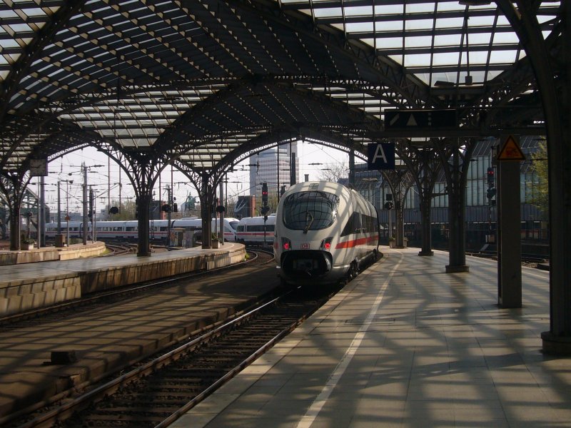 Eine Doppeltraktion 605er verl�sst K�ln Hbf als IC 1808 nach Hamburg-Altona. Aufgenommen am 01.04.07