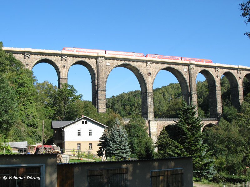 Eine Doppeltraktion 612er auf der Fahrt von Chemnitz nach Leipzig �berquert auf dem G�hrener Viadukt die Zwickauer Mulde - 22.09.06


