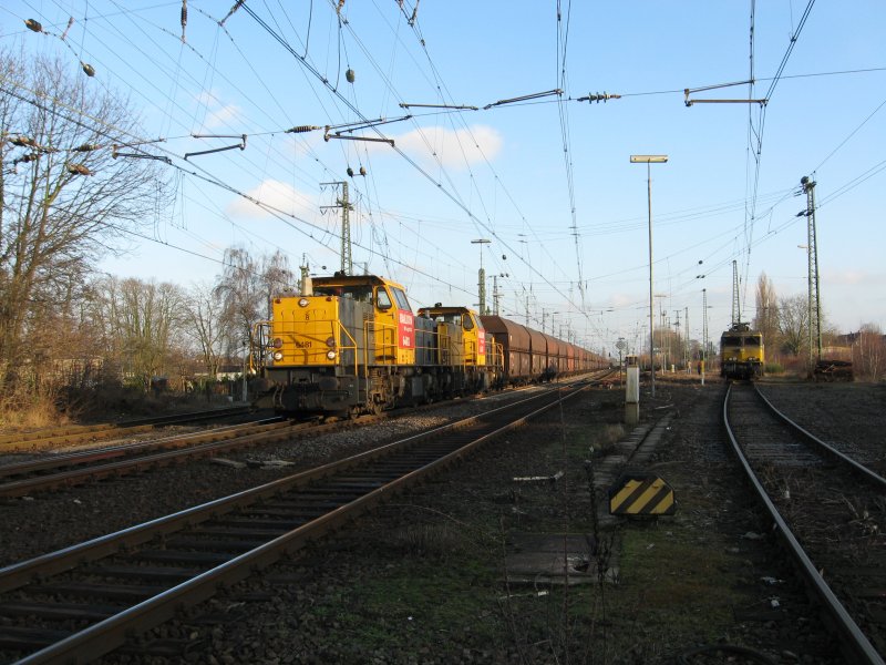 Eine Doppeltraktion 6400er ist am 06.01.2008 mit einem Kohle zug bei Emmerich Richtung Niederlande unterwegs.
