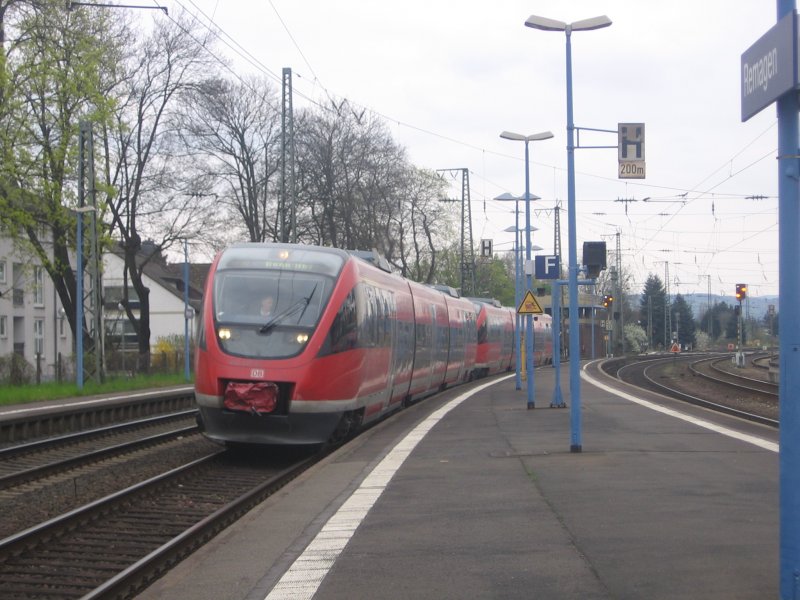 Eine Doppeltraktion 643er f�hrt als RB 30 von Ahrbr�ck nach Bonn in den Bahnhof Remagen ein. Aufgenommen am 07.04.07
