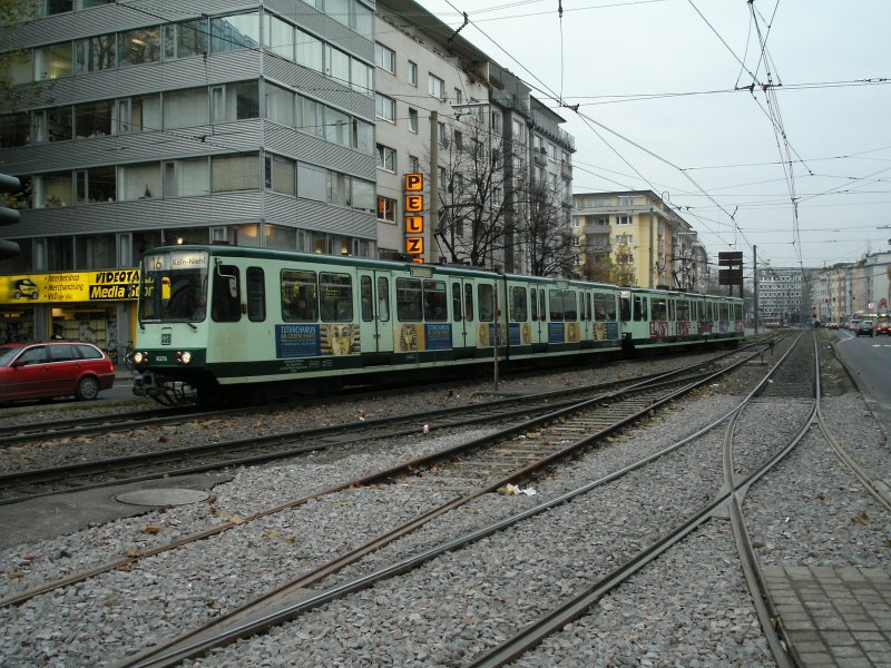 Eine Doppeltraktion aus Bonner Stadtbahnwagen B der zweiten Generation auf dem Barbarossaplatz in Kln als Linie 16 nach Kln-Niehl am 06.12.2004.