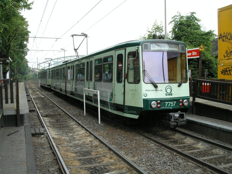 Eine Doppeltraktion aus Bonner Stadtbahnwagen B der ersten Generation in der Haltestelle Schnhauser Strae in Kln-Bayenthal als Zug der Linie 16 (Rheinuferbahn) nach Kln-Niehl am 03.06.2004.