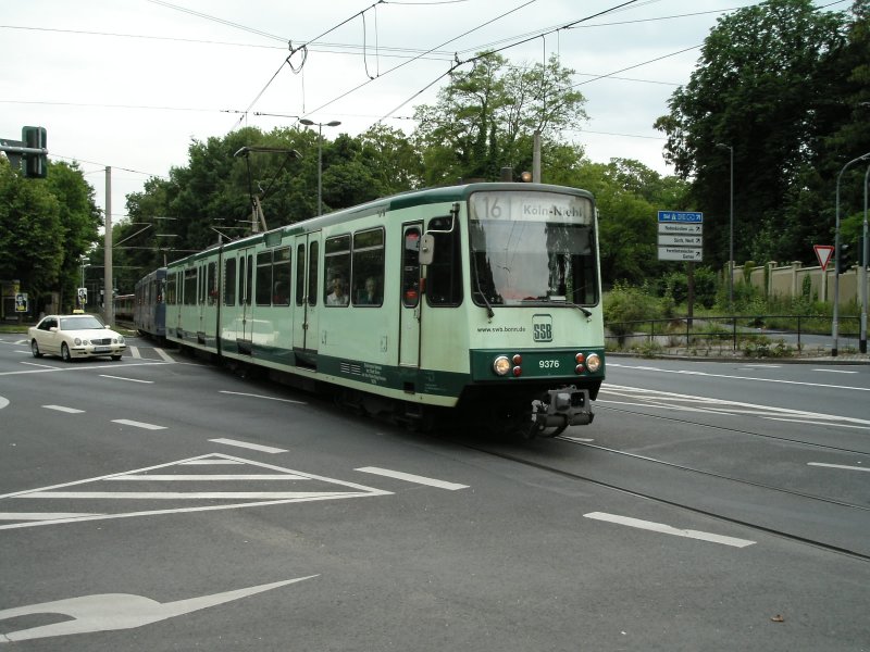 Eine Doppeltraktion aus  Bonner Stadtbahnwagen B der zweiten Generation nach der Ausfahrt aus der Haltestelle  Marienburg  in Kln als Zug der Linie 16 (Rheinuferbahn) nach Niehl am 14.06.2004.