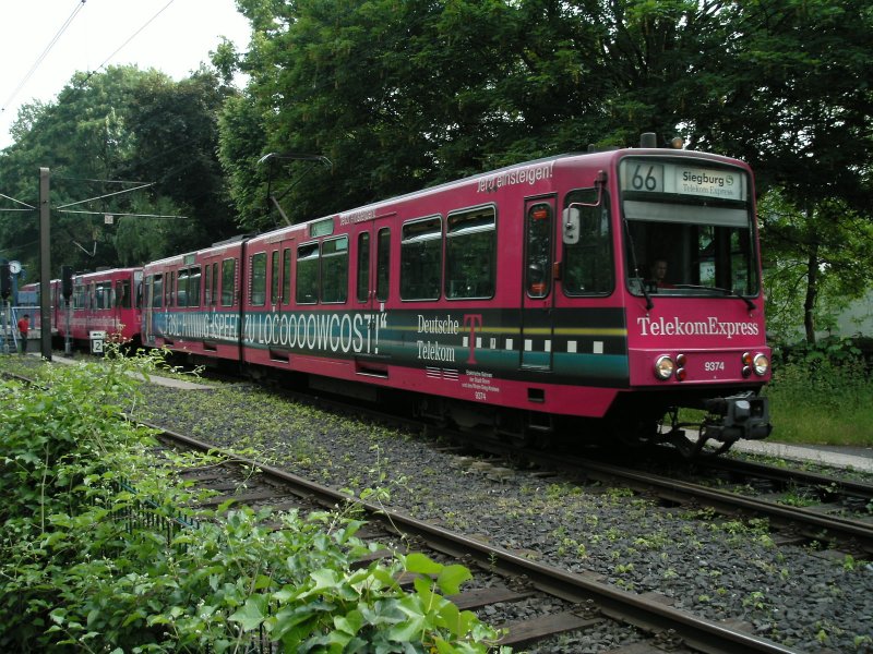Eine Doppeltraktion aus Bonner Stadtbahnwagen B der zweiten Generation bei der Ausfahrt aus der Endhaltestelle in Bad Honnef als Zug der Linie 66 nach Siegburg am 03.06.2004.
