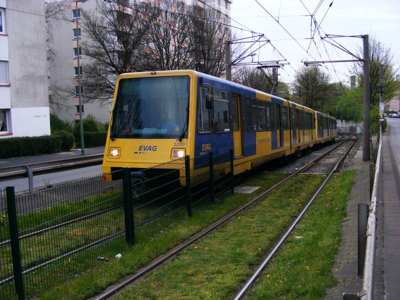 Eine Doppeltraktion aus Docklands-Stadtbahnwagen der EVAG in Essen zwischen dem Tunnelbahnhof Planckstrae und der Haltestelle Gemarkenplatz auf dem Weg zur Margarethenhhe am 22. April 2008.