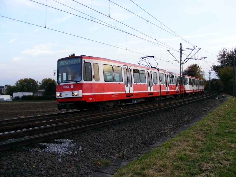 Eine Doppeltraktion aus Dortmunder Stadtbahnwagen B der zweiten Generation vor der nordstlichen Endhaltestelle der Linie U42 in Grevel am 14. Oktober 2008.