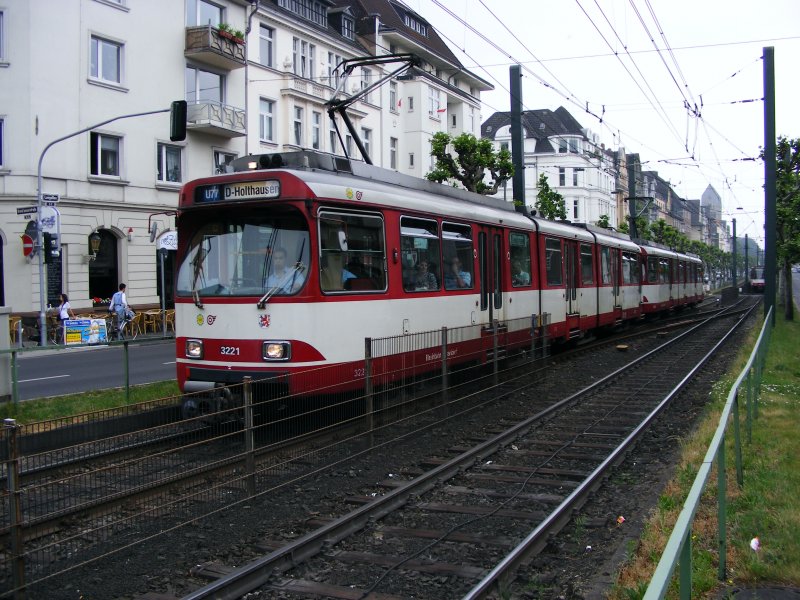 Eine Doppeltraktion aus DUEWAG-GT8SU der Rheinbahn auf der Luegallee in Dsseldorf-Oberkassel als Linie U77 nach Dsseldorf-Holthausen am 30. Mai 2008.