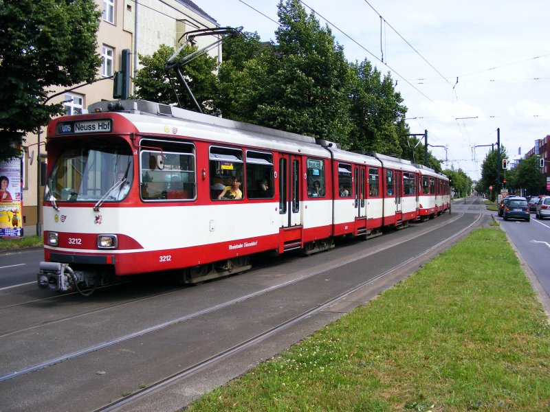 Eine Doppeltraktion aus DUEWAG-Stadtbahnwagen GT8SU auf der Erkrather Strae in Dsseldorf als Linie U75 nach Neuss Hbf am 20. Juni 2008.
