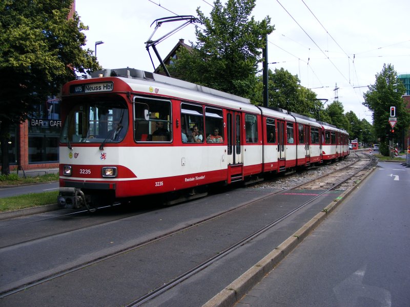 Eine Doppeltraktion aus DUEWAG-Stadtbahnwagen GT8SU in Dsseldorf-Lierenfeld als Zug der Linie U75 nach Neuss Hbf am 20. Juni 2008.