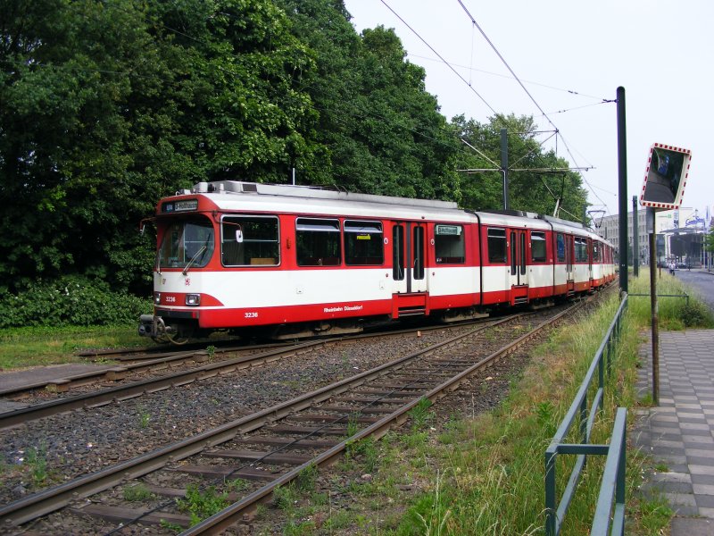 Eine Doppeltraktion aus DUEWAG-Stadtbahnwagen GT8SU bei der Ausfahrt aus der Wendeschleife in Dsseldorf-Lrick am 30. Mai 2008.