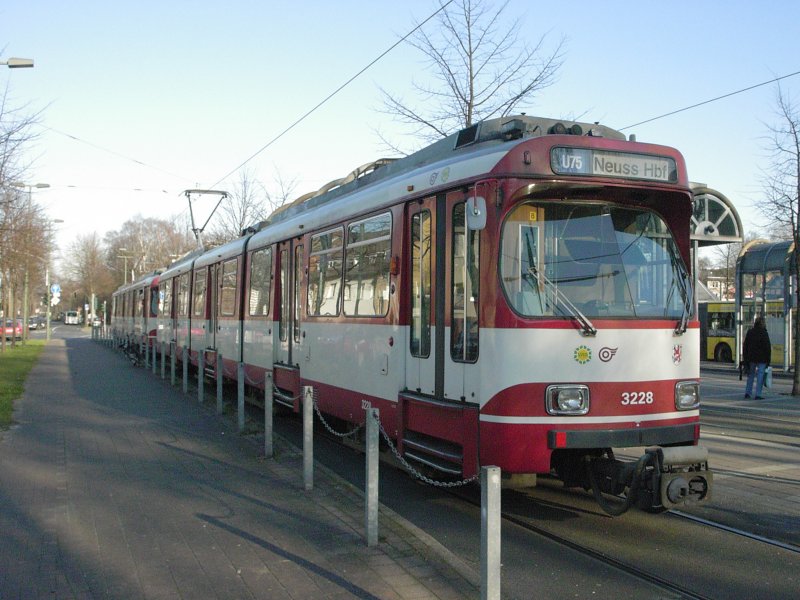 Eine Doppeltraktion aus DUEWAG-Stadtbahnwagen GT8SU der Rheinbahn an der sdstlichen Endhaltestelle der Stadtbahnlinie U75 in Dsseldorf-Eller, Vennhauser Allee am 23.01.2004.