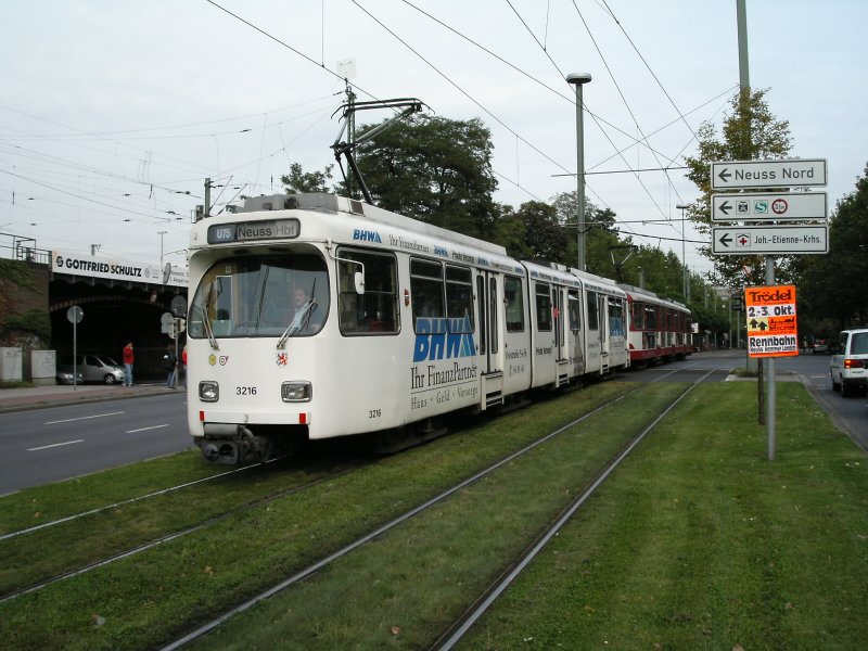 Eine Doppeltraktion aus DUEWAG-Stadtbahnwagen GT8SU der Rheinbahn vor der Abstellanlagen am westlichen Ende der Linie U75 am Neusser Hbf am 30.09.2004.