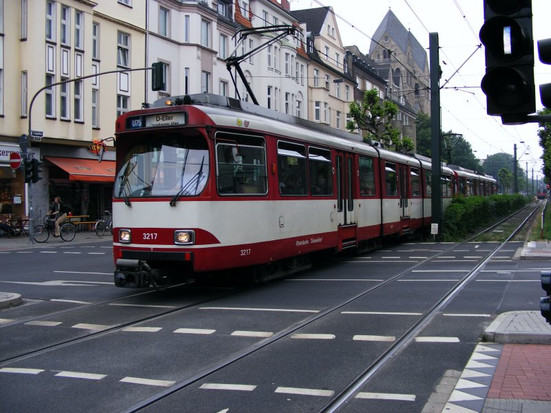 Eine Doppeltraktion aus DUEWAG-Stadtbahnwagen GT8SU der Rheinbahn auf der Luegallee in Dsseldorfer-Oberkassel als Zug der Linie U75 nach Eller (Vennhauser Allee) am 30. Mai 2008.