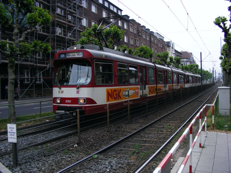 Eine Doppeltraktion aus DUEWAG-Stadtbahnwagen GT8SU der Rheinbahn auf der Luegallee in Dsseldorf-Oberkassel als Zug der Linie U75 nach Neuss Hbf am 30. Mai 2008.