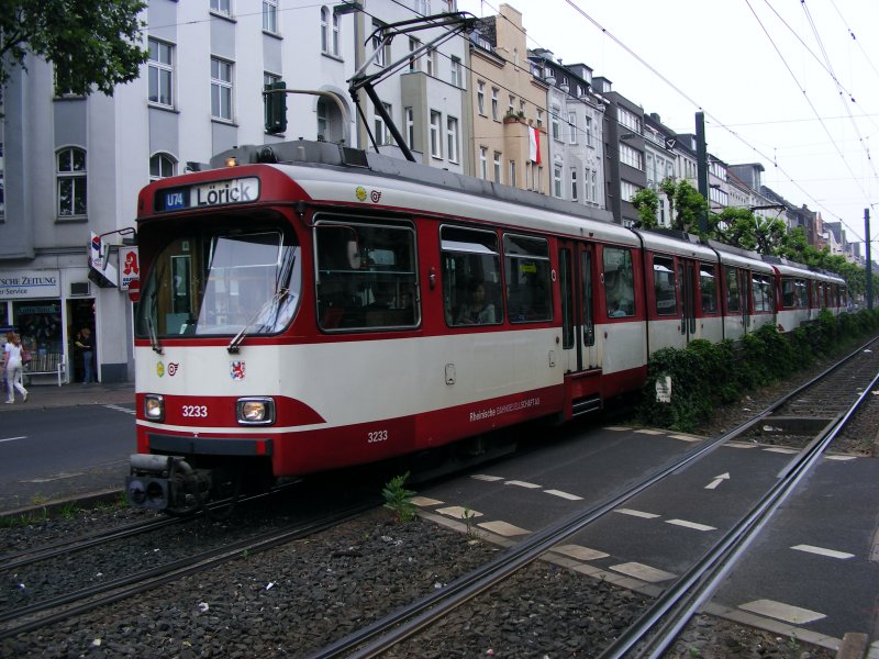 Eine Doppeltraktion aus DUEWAG-Stadtbahnwagen GT8SU der Rheinbahn vor der Haltestelle Belsenplatz in Dsseldorf-Oberkassel als Zug der Linie U74 nach Lrick am 30. Mai 2008.