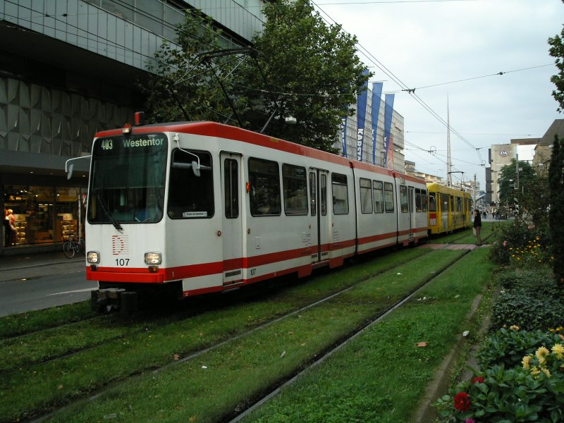 Eine Doppeltraktion aus DUEWAG-Stadtbahwagen N8 der Dortmunder Stadtwerke zwischen den Haltestellen  Reinoldikirche  und  Kampstrae  in Dortmund als Zug der Linie 403 zum Westentor am 28.09.2004.