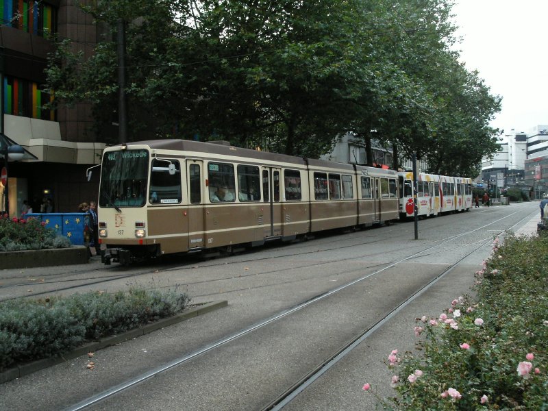 Eine Doppeltraktion aus DUEWAG-Statbahnwagen N8 der Dortmunder Stadtwerke in der Haltestelle Kampstra�e in Dortmund als Zug der Linie 403 nach Wickede am 28.09.2004.