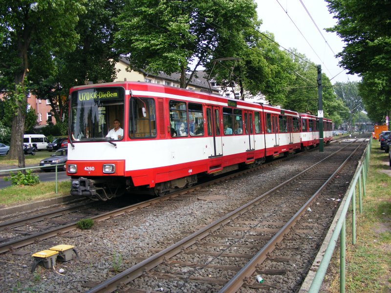 Eine Doppeltraktion aus Stadtbahnwagen B der Rheinbahn auf der Hansaallee in Dsseldorf als Zug der Schnell-Linie U70 nach Krefeld-Dieem am 30. Mai 2008.