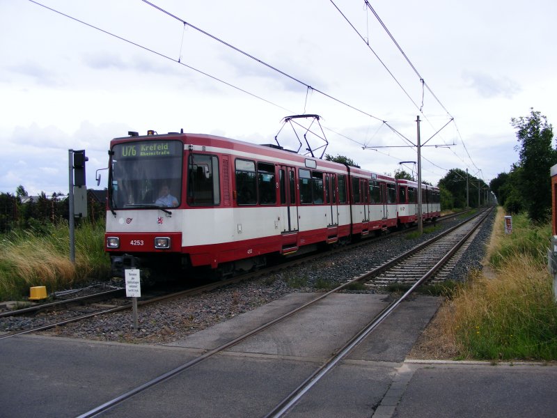 Eine Doppeltraktion aus Stadtbahnwagen B der Rheinbahn vor der Haltestelle Krefeld-Grundend als Linie U76 nach Krefeld-Rheinstrae am 07. Juli 2008.