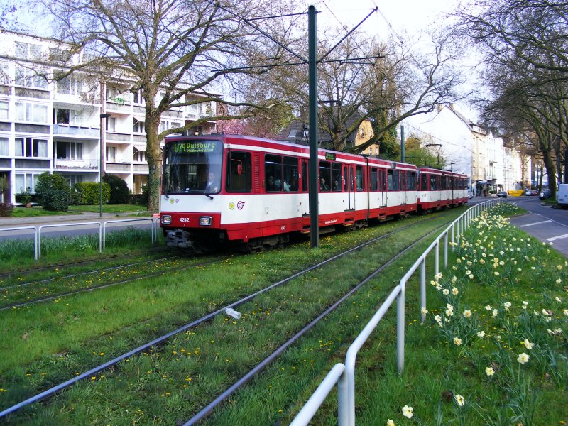 Eine Doppeltraktion aus Stadtbahnwagen B der Rheinbahn vor der Haltestelle Reeser Platz in Dsseldorf als Linie U79 nach Duisburg-Meiderich am 17. April 2008.