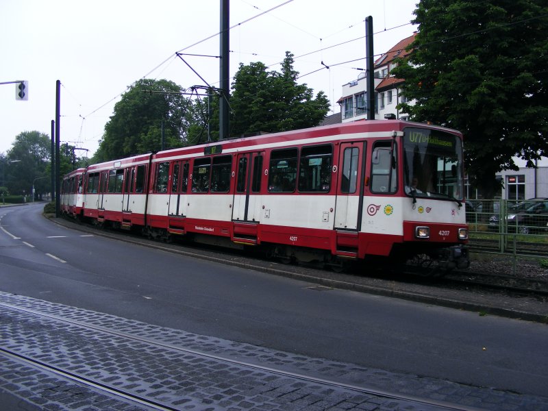 Eine Doppeltraktion aus Stadtbahnwagen B der Rheinbahn vor der Haltestelle Belsenplatz in Dsseldorf-Oberkassel als Linie U77 nach Dsseldorf-Holthausen am 30. Mai 2008.