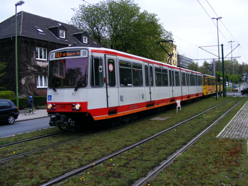 Eine Doppeltraktion aus Stadtbahnwagen B der ersten Generation verlt die sdliche Endhaltestelle der Stadtbahnlinie U17 in Essen auf der Margarethenhhe am 22. April 2008.