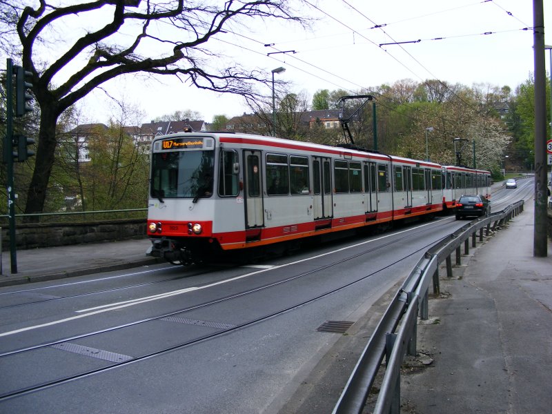 Eine Doppeltraktion aus Stadtbahnwagen B der ersten Generation am s�dlichen Ende der Margarethenbr�cke in Essen als Zug der Linie U17 zur Margarethenh�he - 22. April 2008.