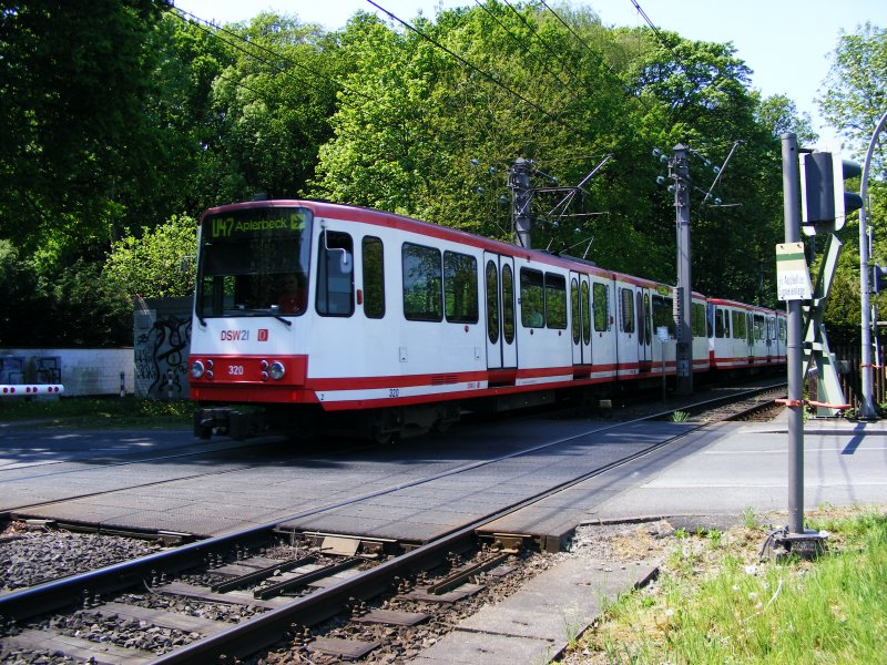 Eine Doppeltraktion aus Stadtbahnwagen B der zweiten Generation befhrt den Bahnbergang an der Schlo-Westhusener-Strae in Dortmund-Westerfilde als Zug der Linie U47 nach Aplerbeck am 09. Mai 2008.