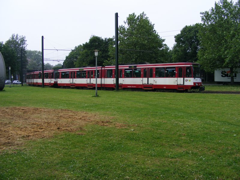 Eine Doppeltraktion aus Stadtbahnwagen B der Rheinbahn zwischen den Haltestellen Voltastrae und Dieem in Krefeld als Zug der Linie U76 zum Dsseldorfer Hbf am 30. Mai 2008.