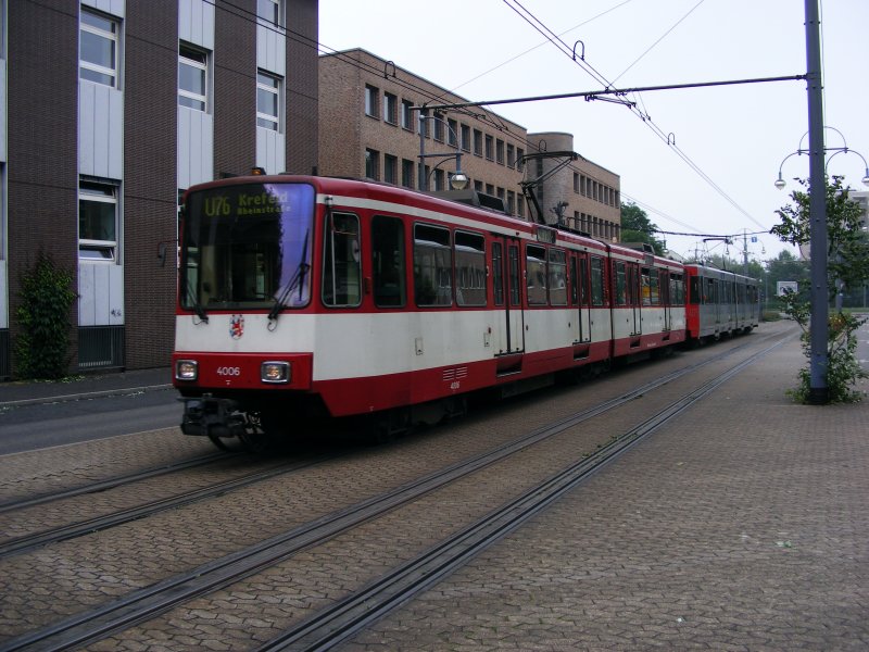 Eine Doppeltraktion aus Stadtbahnwagen B der Rheinbahn auf der Hansastrae in Krefeld als Zug der Linie U76 auf dem Weg zur Endhaltestelle Krefeld-Rheinstrae am 30. Mai 2008.