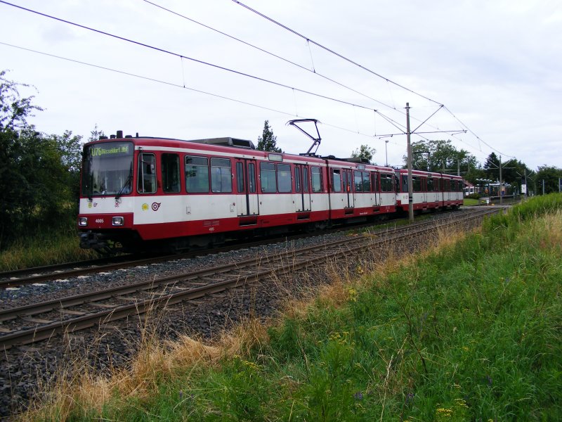 Eine Doppeltraktion aus Stadtbahnwagen B der Rheinbahn in Krefeld-Grundend als Zug der Linie U76 zum Dsseldorfer Hbf am 07. Juli 2008.