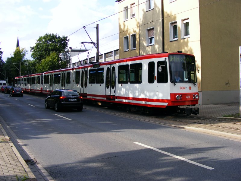 Eine Doppeltraktion aus Stadtbahnwagen B der Dortmunder Stadtwerke in der Ortsdurchfahrt von Lnen-Brambauer als Zug der Linie U41 nach Dortmund-Hrde am 19. Juli 2008.