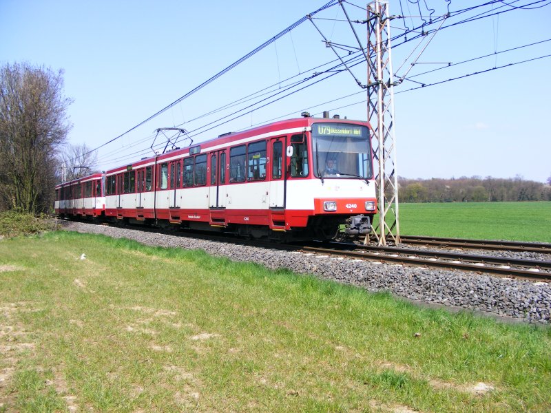 Eine Doppeltraktion aus Stadtbahnwagen B der Rheinbahn zwischen den Haltestellen Froschenteich und Wittlaer in Dsseldorf am 17. April 2008.