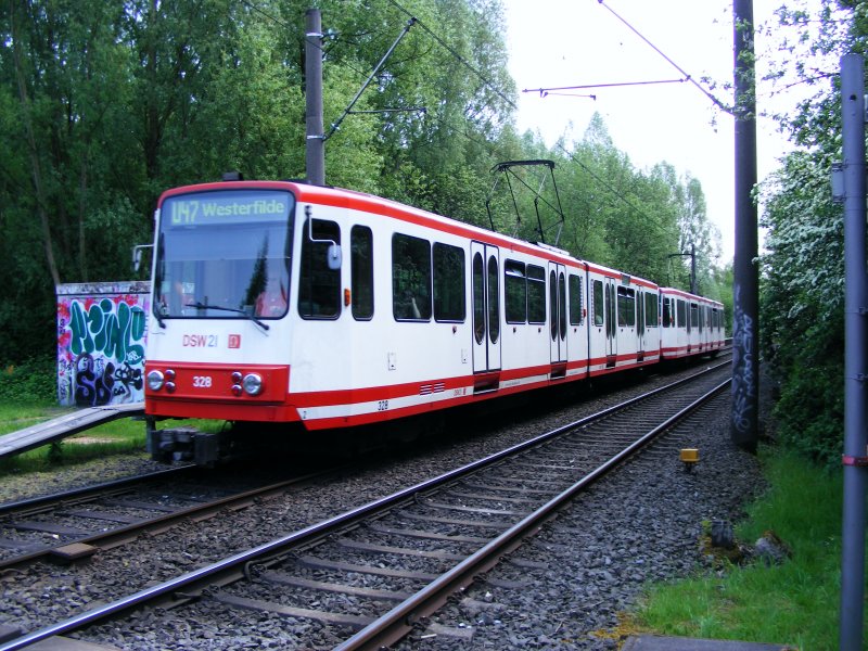 Eine Doppeltraktion aus Stadtbahnwagen B der Dortmunder Stadtwerke vor einem Bahnbergang zwischen Dortmund-Huckarde und Obernette als Zug der Linie U47 nach Westerfilde am 09. Mai 2008.