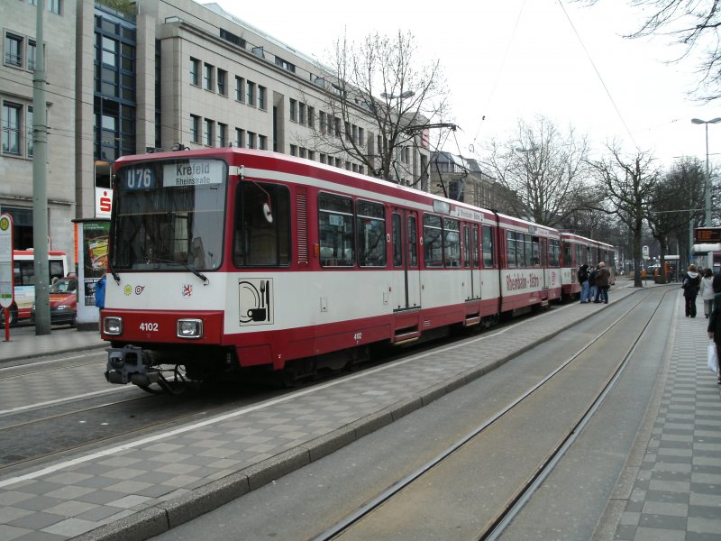 Eine Doppeltraktion aus Stadtbahnwagen B der Rheinbahn an der Endhaltestelle Rheinstra�e der Linie U76 in Krefeld am 14.03.2005.